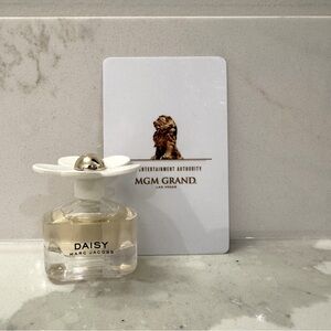 NEW Marc Jacobs Daisy .13 oz Mini Bottle